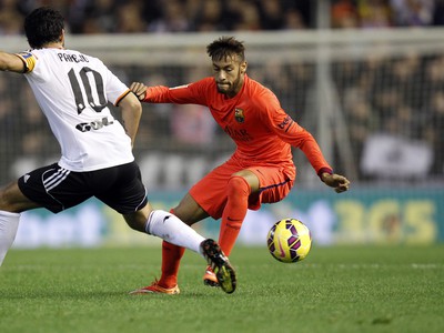 Neymar a Dani Parejo v súboji o loptu