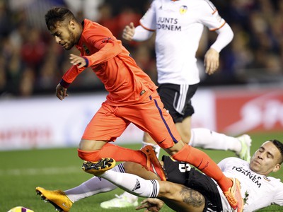 Neymar a Dani Parejo v súboji o loptu