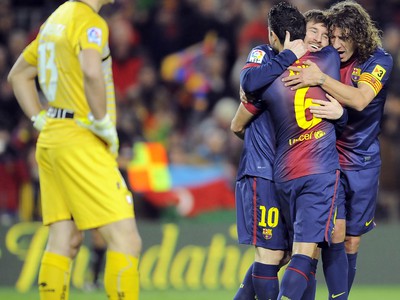 Lionel Messi so spoluhráčmi oslavuje svoj gól