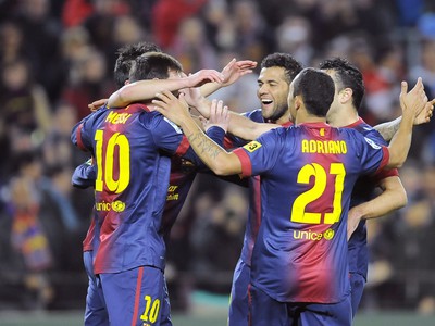 Messi so spoluhráčmi oslavuje gól do siete Osasuny