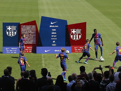 FC Barcelona oficiálne predstavila Ousmana Dembélého