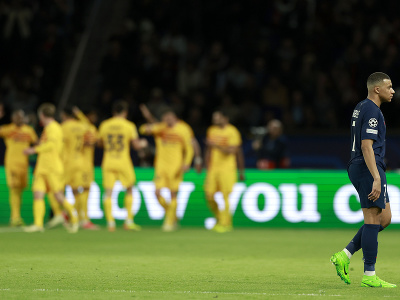 Sklamaný Kylian Mbappé po góle Barcelony