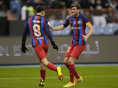 Futbalisti FC Barcelony Pedri (vľavo) a Gavi sa tešia z gólu počas semifinále španielskeho Superpohára Real Betis - FC Barcelona