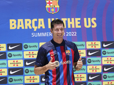 Robert Lewandowski pózuje v drese svojho nového zamestnávateľa, katalánskeho veľkoklubu FC Barcelona v americkom meste Fort Lauderdale
