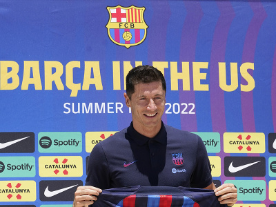 Robert Lewandowski pózuje v drese svojho nového zamestnávateľa, katalánskeho veľkoklubu FC Barcelona v americkom meste Fort Lauderdale