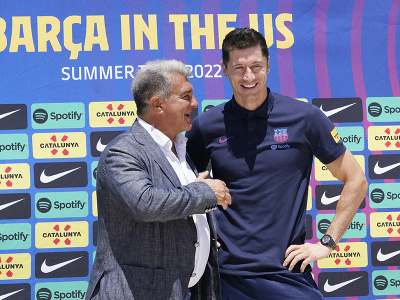Prezident FC Barcelona Joan Laporta predstavuje poľského futbalistu Roberta Lewandowského, ktorý sa stal novou  posilou katalánskeho veľkoklubu v americkom meste Fort Lauderdale