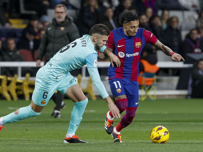 Hráč Barcelony Raphinha (vpravo) a Jose Manuel Copete z RCD Mallorca v súboji o loptu