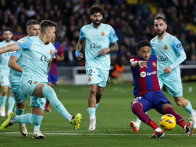 Hráč Barcelony Raphinha (v popredí vpravo) v súboji o loptu