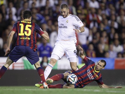 Karim Benzema preniká defenzívou Barcelony
