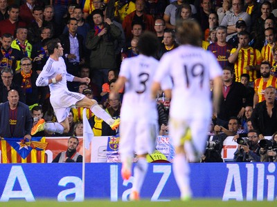 Gareth Bale (vľavo) oslavuje víťazný gól Realu