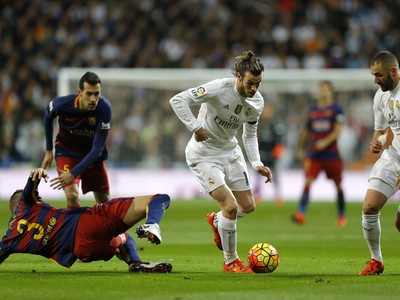 Gareth Bale a Karim Benzema v súboji o loptu