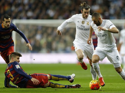 Sergio Busquets, Gerard Piqué, Gareth Bale a Karim Benzema v súboji o loptu