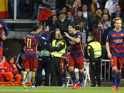 Gólové oslavy futbalistov Barcelony po góle Suáreza