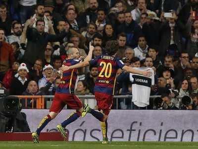 Andrés Iniesta (vľavo) a jeho gólové oslavy