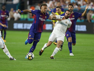 Neymar šprintuje popri brániacom Karimovi Benzemovi
