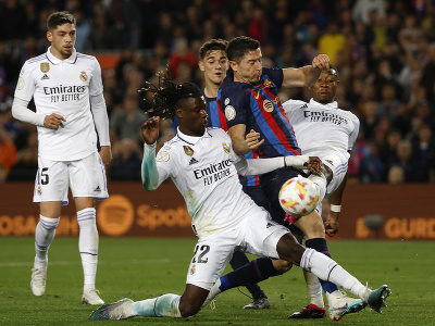 Robert Lewandowski bojuje o loptu v obkolesení hráčov Realu Madrid