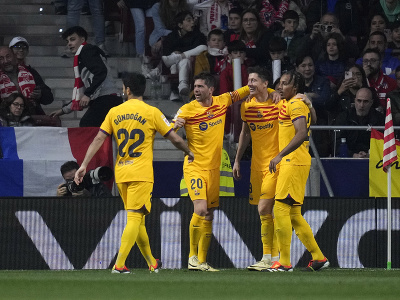 Robert Lewandowski oslavuje gól so spoluhráčmi z Barcelony