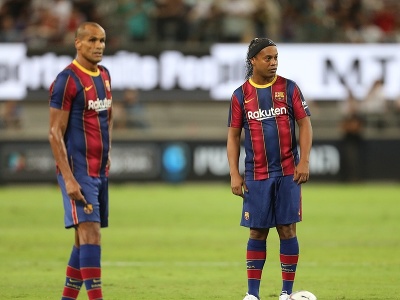 Rivaldo (vľavo) a Ronaldinho v zápase barcelonských legiend