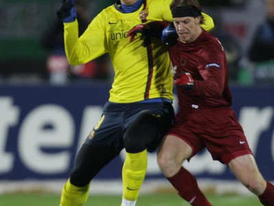 Zlatan Ibrahimovič v súboji s Cristianom Ansaldim