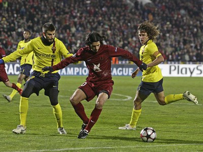 Alejandro Dominguez zvádza súboj s Gerardom Piquem