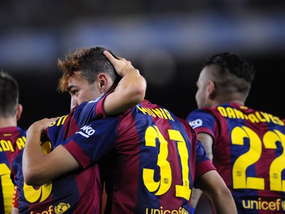 Munir (31) so spoluhráčmi oslavuje gól Barcelony