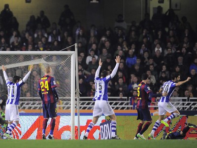 Xabier Prieto oslavuje so spoluhráčmi víťazný gól San Sebastiánu