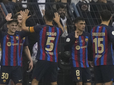 Futbalisti Barcelony sa tešia po strelení gólu vo finále španielskeho Superpohára 