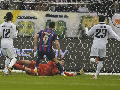 Futbalista Barcelony Robert Lewandowski (9) strieľa gól vo finále španielskeho Superpohára