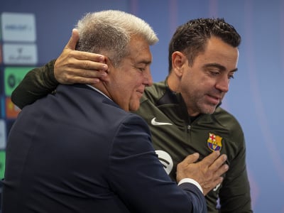 Tréner Barcelony Xavi Hernández a prezident klubu Joan Laporta