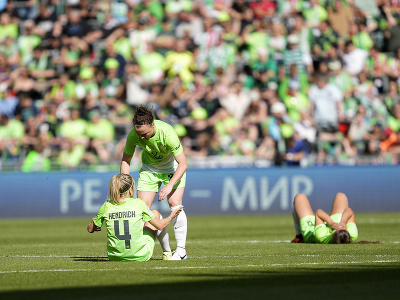 Sklamané hráčky Wolfsburgu po prehratom finále