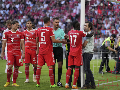 Duel Bayernu narušil protest