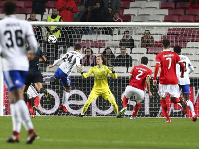 Na snímke tretí zľava hráč Bazileja Mohamed Elyounoussi strieľa úvodný gól