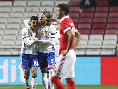 Na snímke vľavo vľavo hráč Bazileja Mohamed Elyounoussi oslavuje svoj úvodný gól