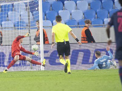 Na snímke vľavo brankár Adrián Chovan (Slovan) dostáva tretí gól