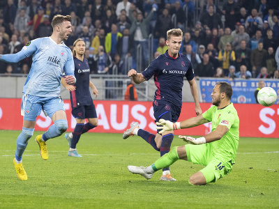 Na snímke vľavo Aleksandar Ćavrić (Slovan) strieľa tretí gól