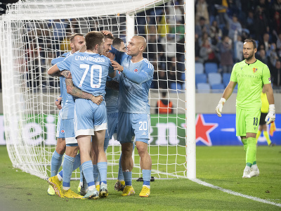 Na snímke radosť hráčov Slovana po strelení vyrovnávajúceho gólu na 1:1