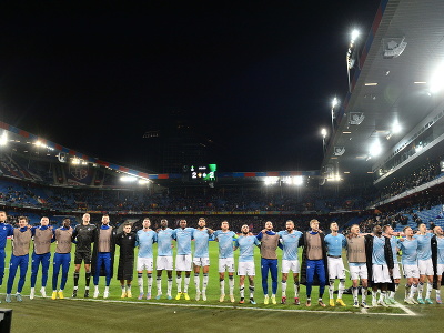 Hráči Slovana ďakujú divákom po prvom zápase osemfinále Európskej konferenčnej ligy 