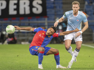 Lucas Lovat (Slovan) a Dan Ndoye (FC Bazilej) v súboji o loptu počas prvého zápasu osemfinále Európskej konferenčnej ligy