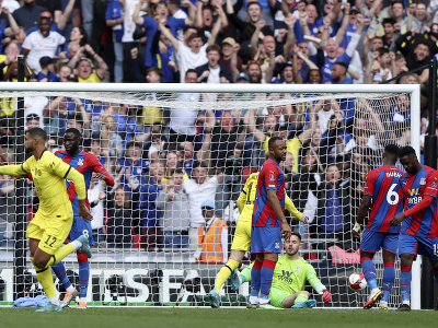 Hráči Crystal Palace reagujú na gól Chelsea