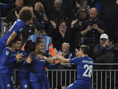 Radosť hráčov Chelsea po góle Edena Hazarda