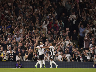 Futbalisti Fulhamu oslavujú gól