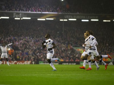 Hráči Bordeaux sa radujú z otváracieho gólu zápasu