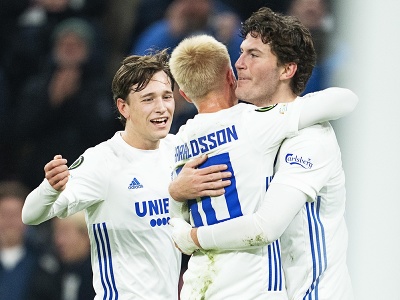 Hráč Kodane Jonas Wind (vpravo) oslavuje so spoluhráčmi gól proti Slovanu