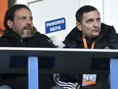 Na snímke vľavo tréner FC Košice Ján Kozák ml. v hľadisku (po kartovom treste) s vedúcim A - mužstva Romanom Šimkom 