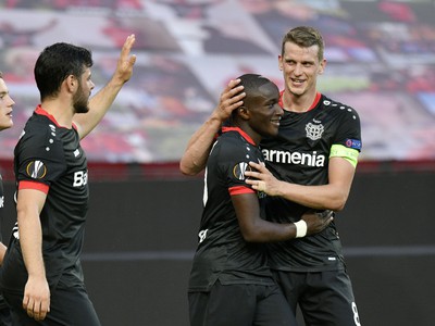 Futbalisti FC Leverkusen oslavujú gól 