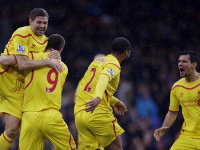 Rickie Lambert (9) so spoluhráćmi oslavuje vedúci gól Liverpoolu