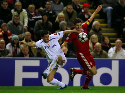 Steven Gerrard a Manuel Pasqual bojujú o loptu