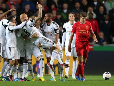Jonjo Shelvey (8) so spoluhráčmi oslavuje gól do siete Liverpoolu