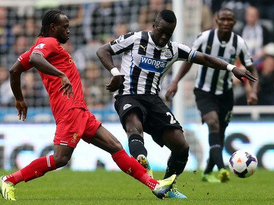 Cheick Tioté a Victor Móses v súboji o loptu