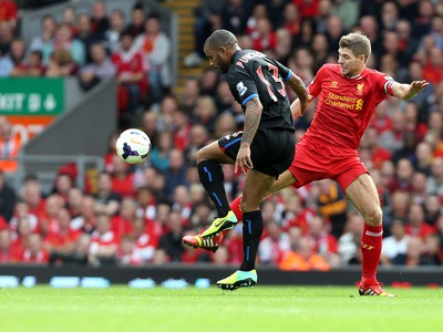 Jason Puncheon a Steven Gerrard v súboji o loptu